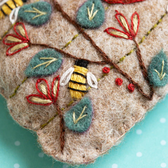 Corinne Lapierre Beehive Felt Craft Mini Kit - Image 3