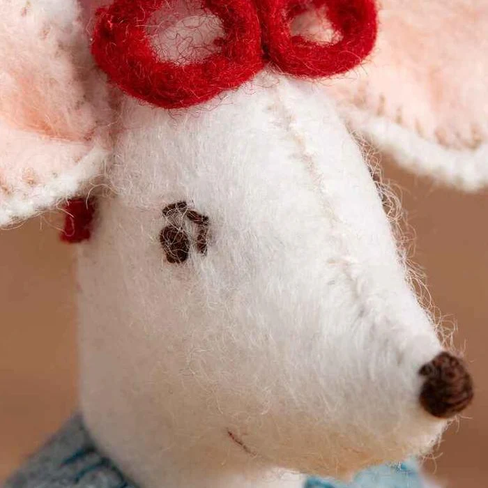 Corinne Lapierre Little Mouse The Librarian Felt Craft Mini Kit - Image 2