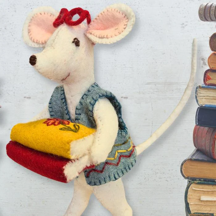 Corinne Lapierre Little Mouse The Librarian Felt Craft Mini Kit - Image 5