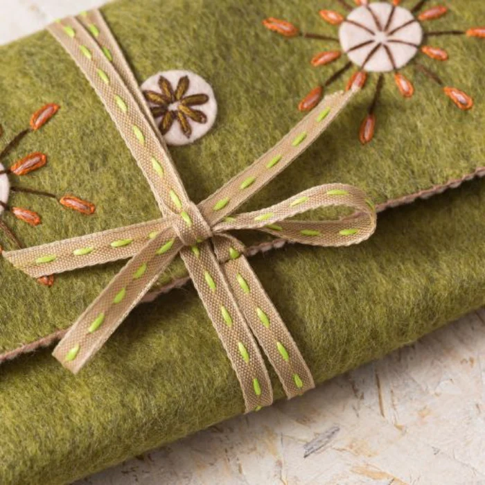 Corinne Lapierre Sewing Roll Felt Craft Kit - Image 3