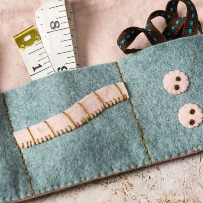 Corinne Lapierre Sewing Roll Felt Craft Kit - Image 5